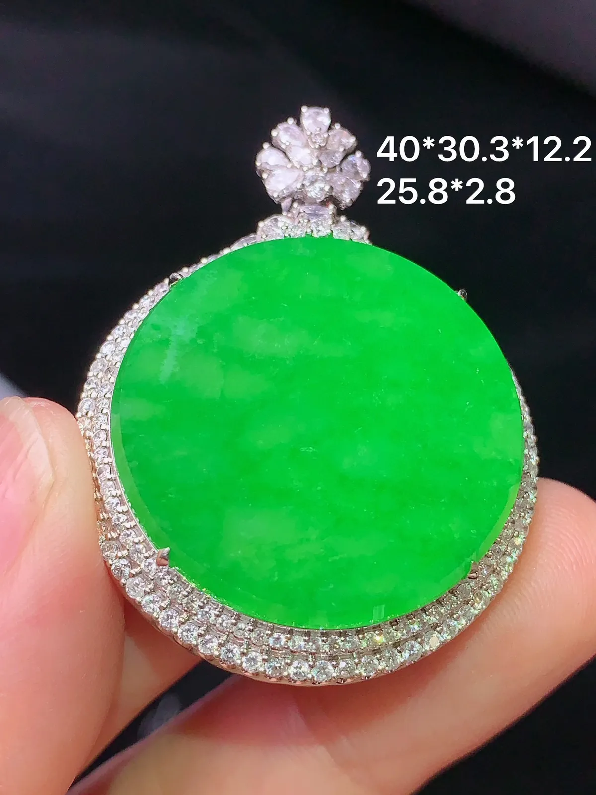 18k金钻镶嵌满绿圆牌吊坠 玉质细腻 色泽艳丽 整体尺寸40*30.3*12.2