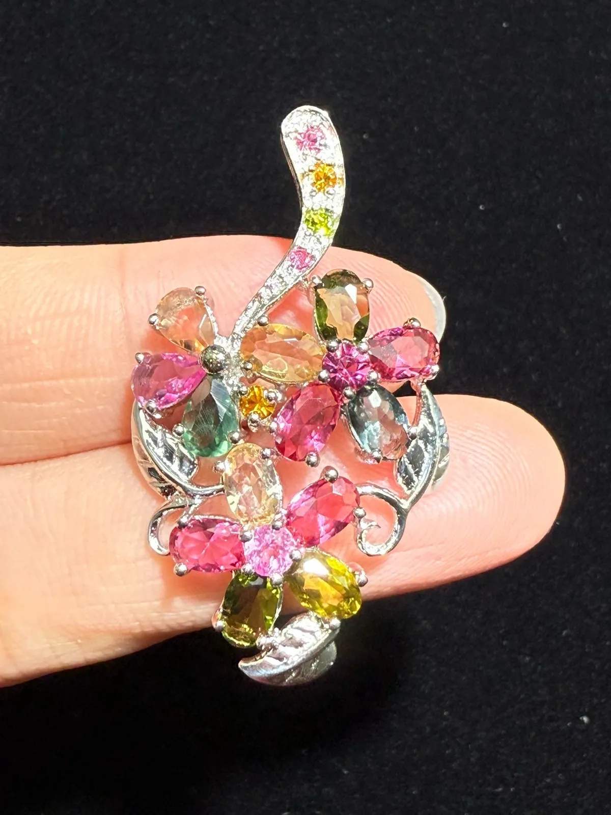 天然巴西糖果色碧玺吊坠，整体尺寸42.6*24mm，925银精工镶嵌，彩虹碧玺吊坠，手工精心选料[色