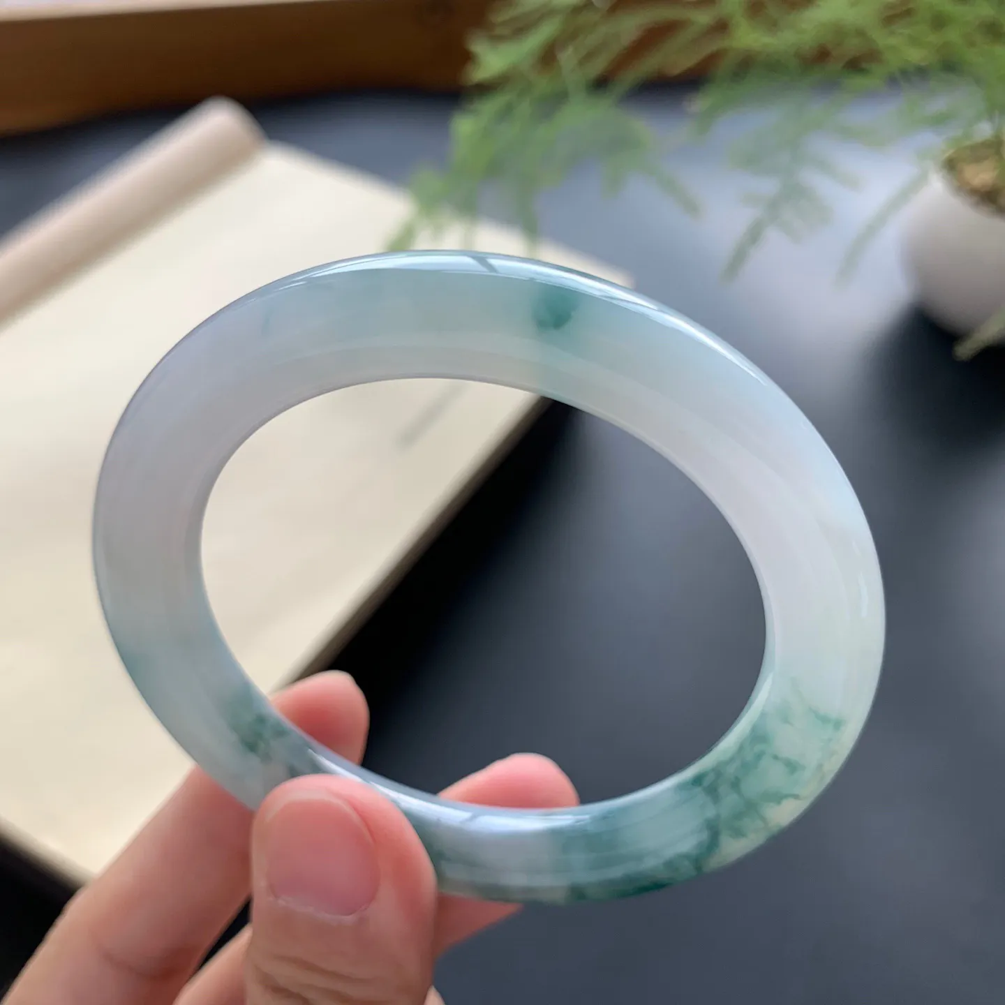 52圈口飘花圆条手镯 尺寸：52-9.5-9.8，细腻光滑，花色浓郁