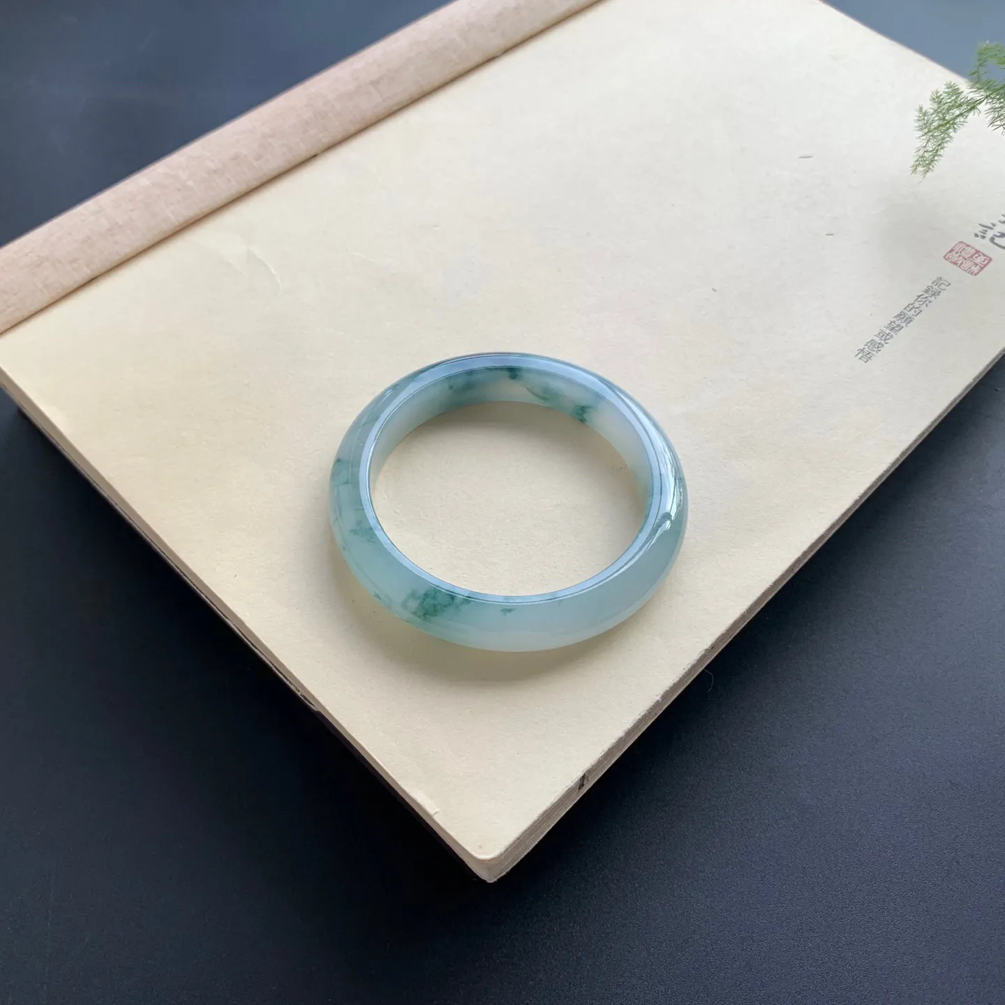 53.8圈口飘花正圈手镯 尺寸：53.8-10-8，无纹裂，细腻光滑，花色唯美