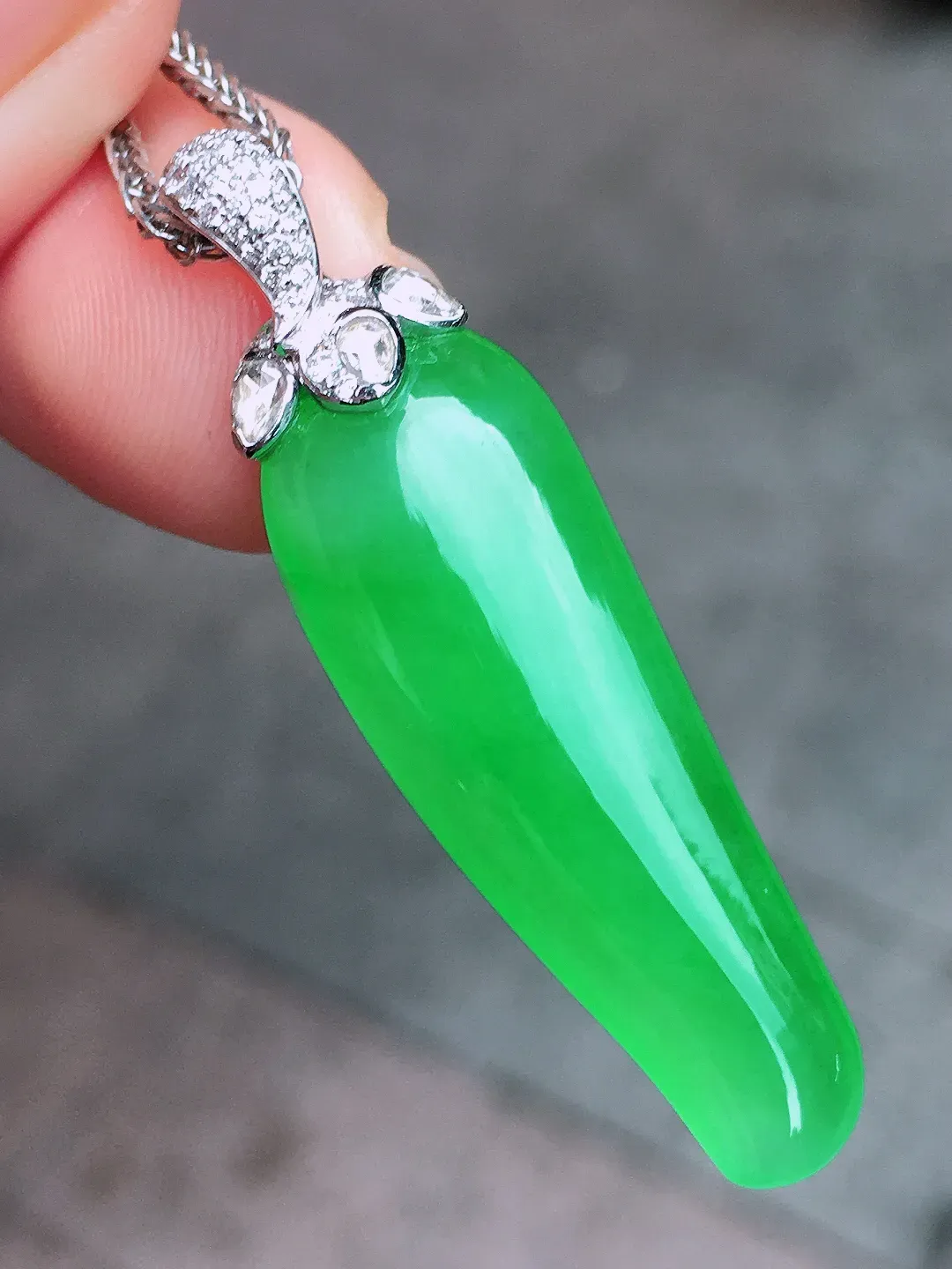 阳绿福瓜吊坠，色泽均匀艳丽，玉质细腻，荧光感超
强，饱满圆润，尽显优雅气质，18k
金豪华镶嵌