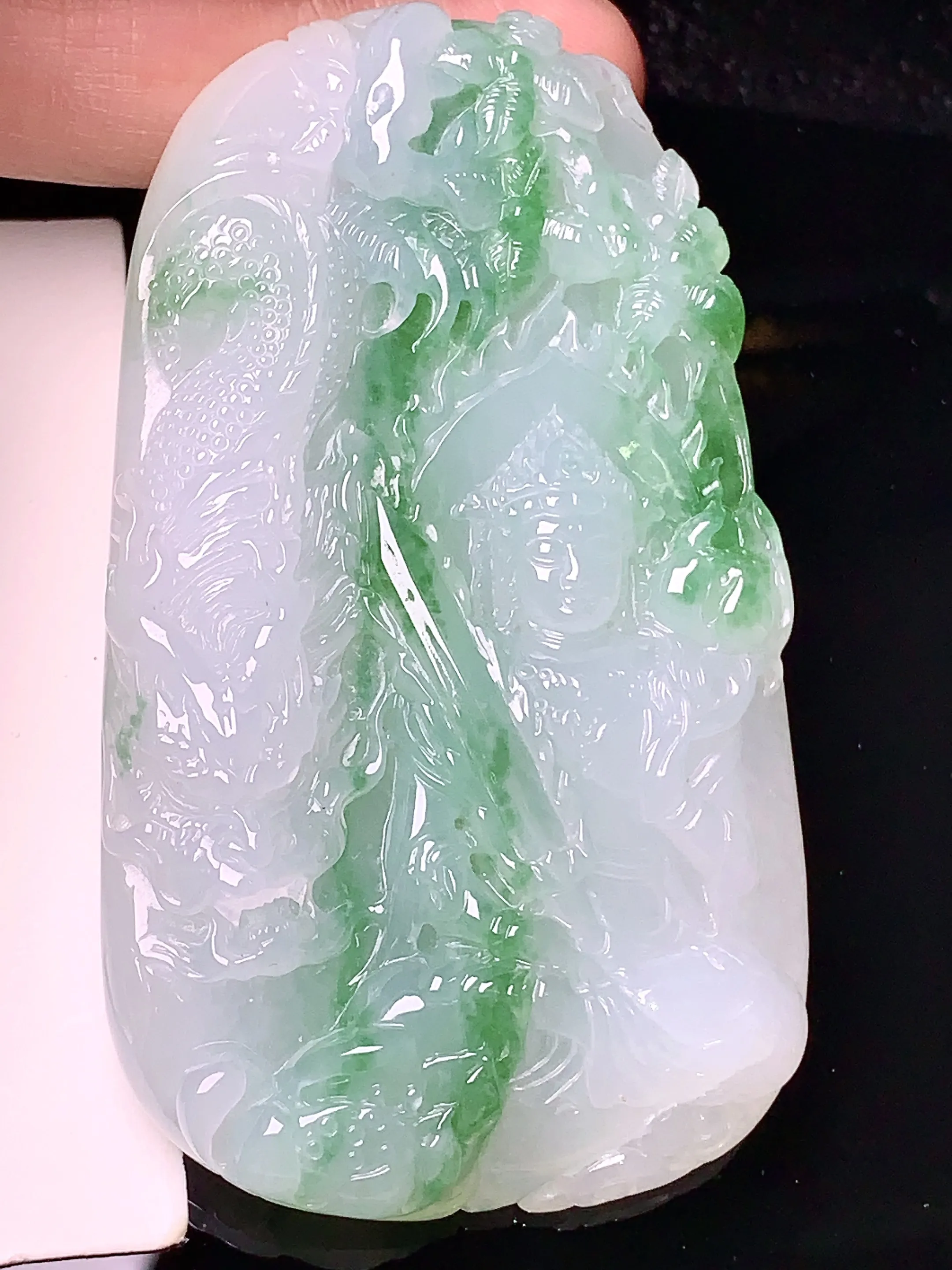 飘绿盘龙观音菩萨吊坠 玉质细腻 色泽清新艳丽 整体尺寸68*39.8*10