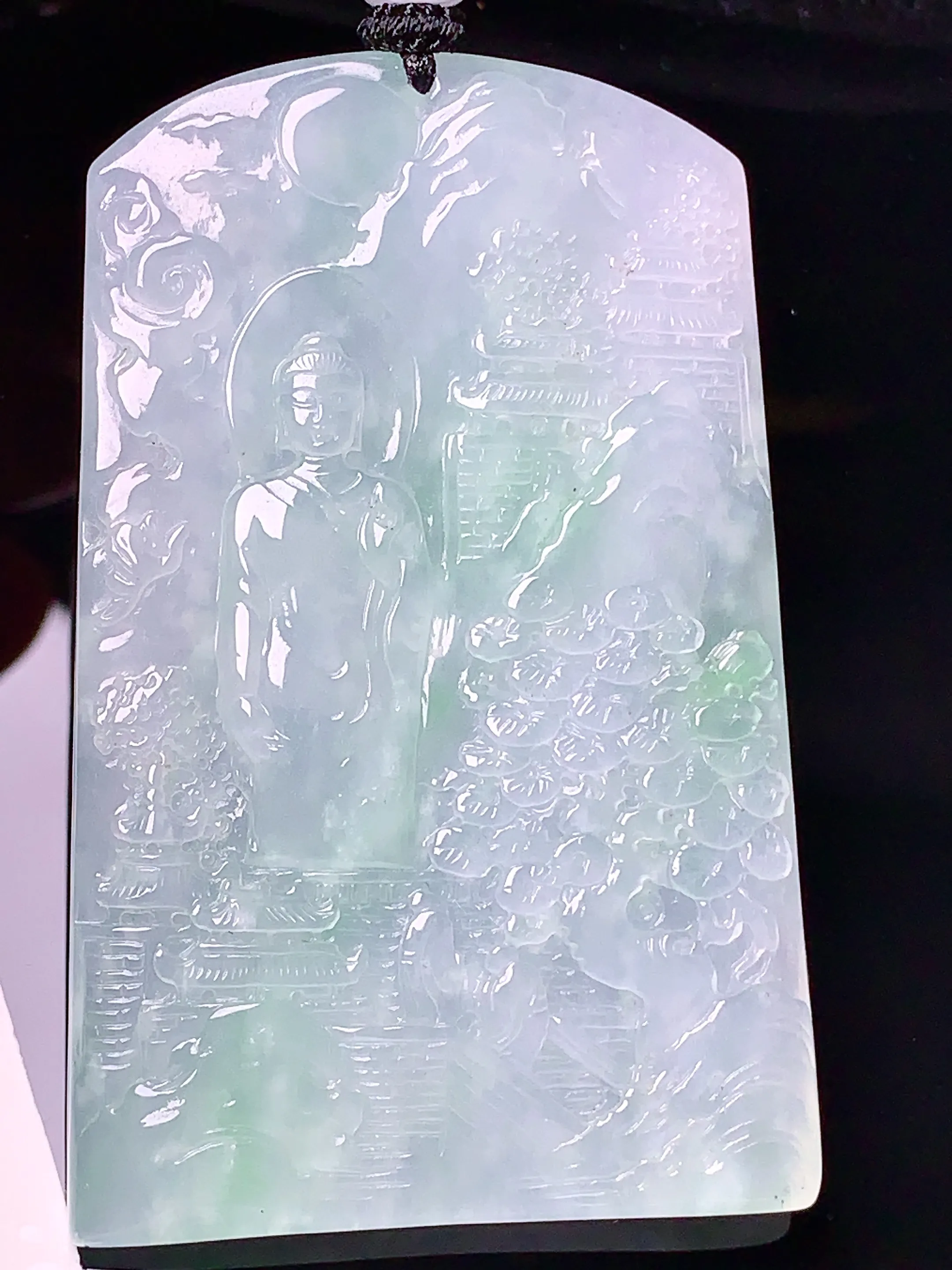 飘绿大日如来吊坠 玉质细腻 色泽清新艳丽 整体尺寸63*40.2*5.6