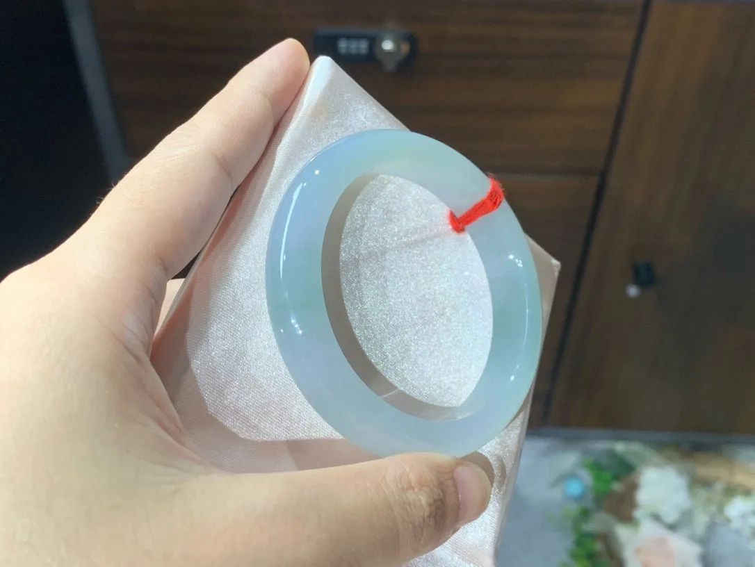 强烈推荐来捡漏，52圈口晴水正圈手镯，种老起胶，冰清玉洁，水润光泽，种水冰透，卡52-11.5-7.8