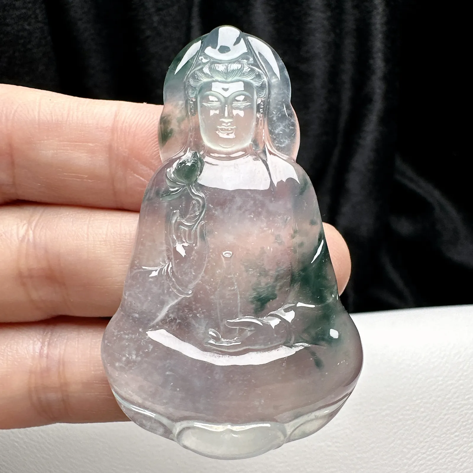 【冰种飘花素衣观音】质地细腻，通透度上佳，冰感十足，适合佩戴