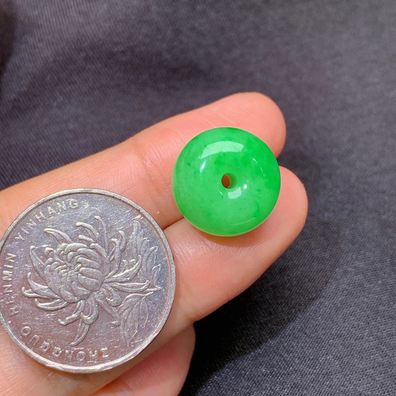 阳绿路路通，镶嵌佳品，冰润色阳，种水足 尺寸14.5*10.3