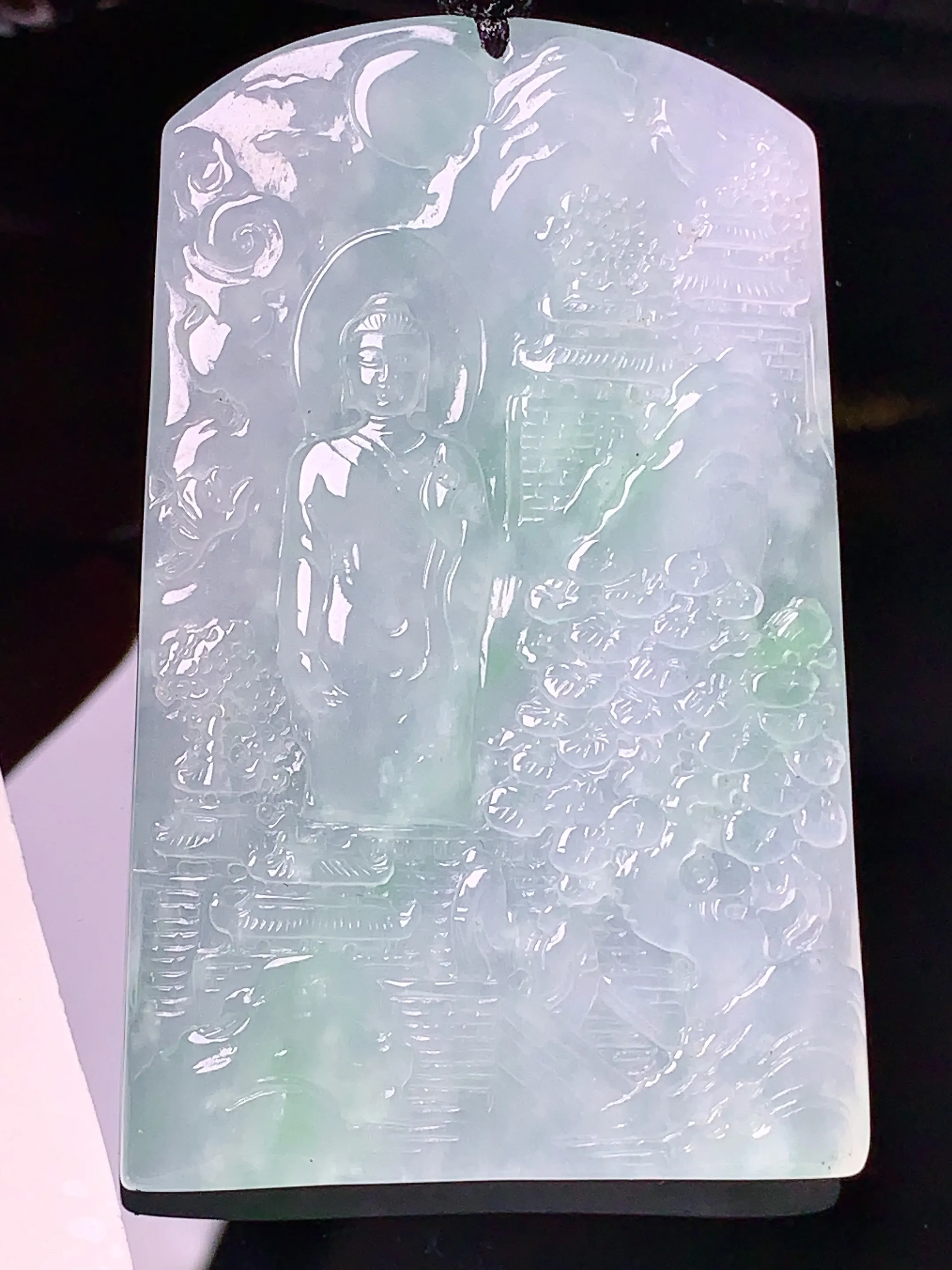 飘绿大日如来吊坠 玉质细腻 色泽清新艳丽 整体尺寸63*40.2*5.6