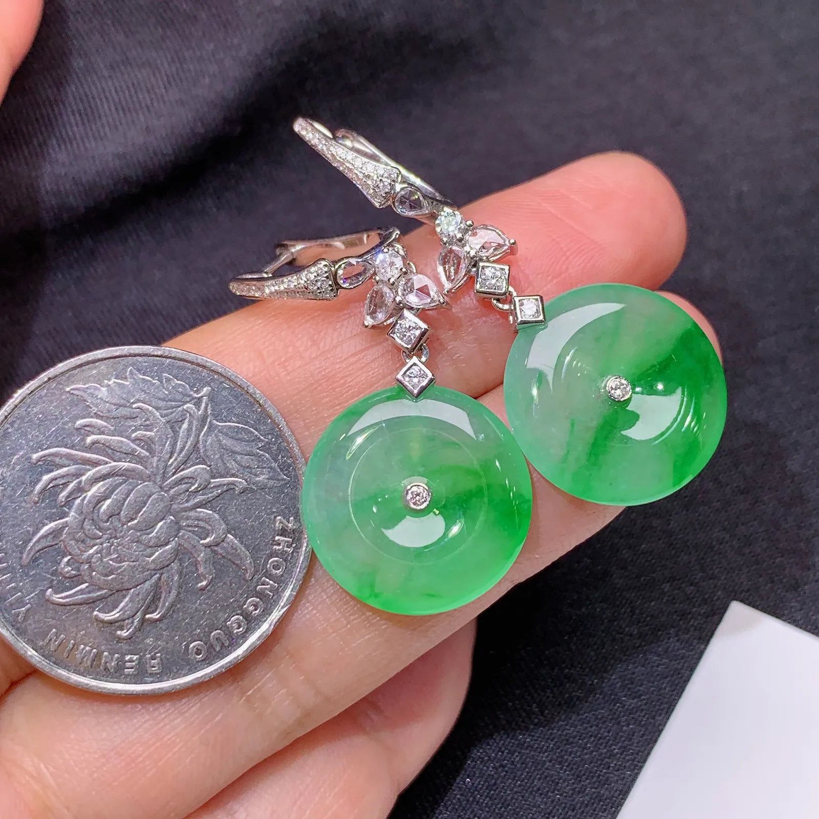 冰飘绿平安扣耳坠，18k金镶嵌，简约时尚，冰润色阳，种水足 裸石16.5*3.3