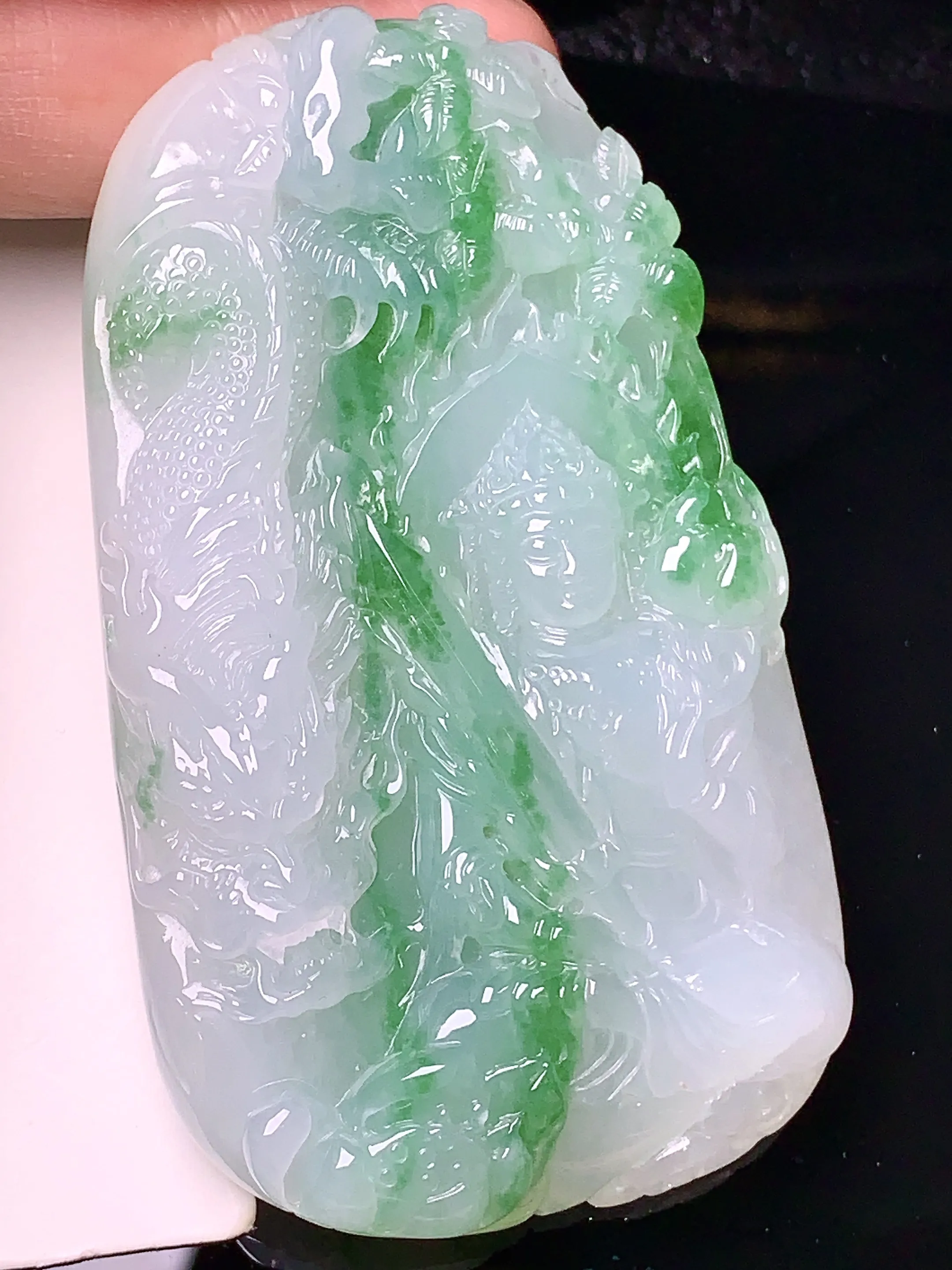 飘绿盘龙观音菩萨吊坠 玉质细腻 色泽清新艳丽 整体尺寸68*39.8*10