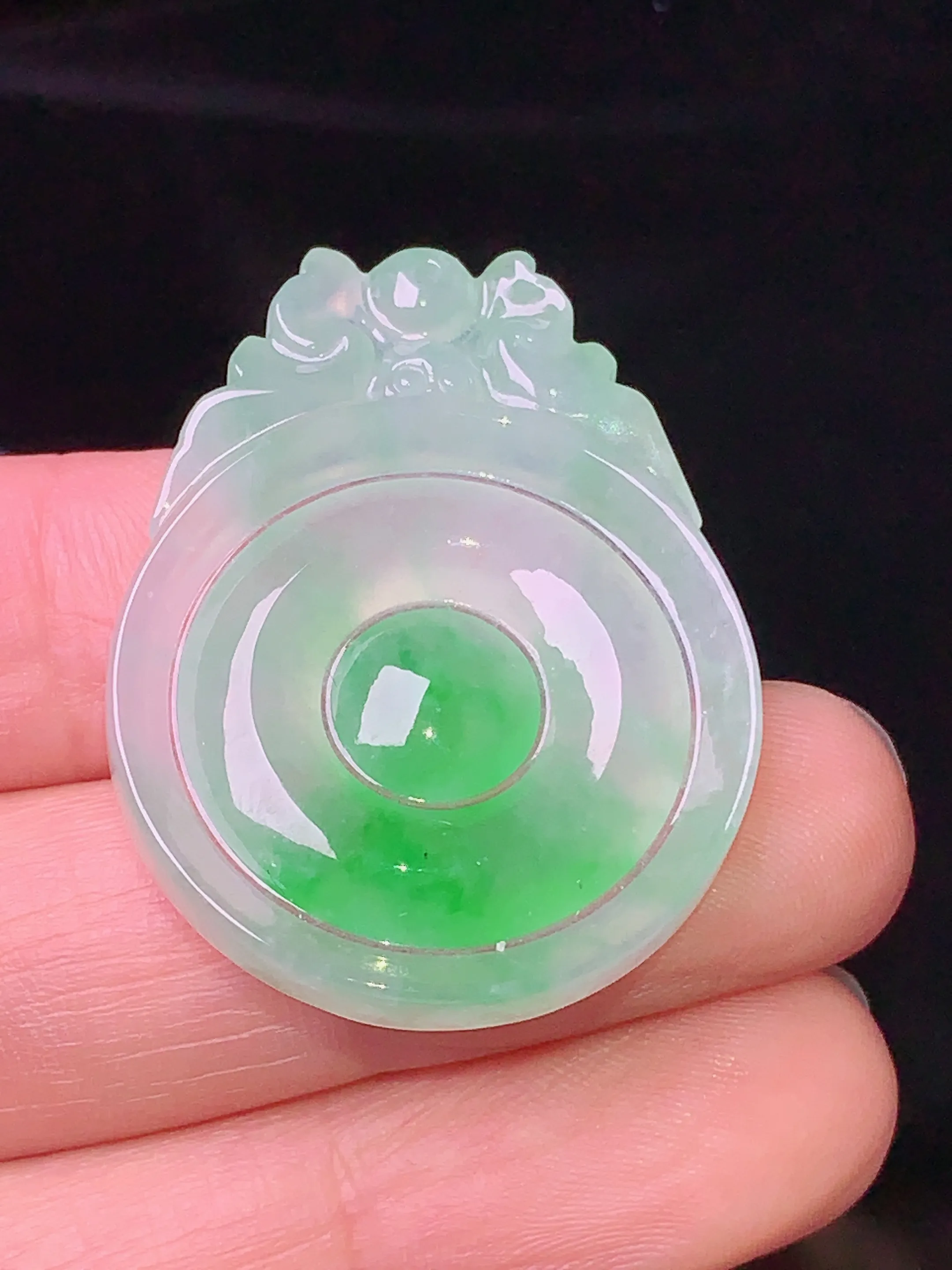 飘绿福在眼前吊坠 玉质细腻 色泽清新艳丽 整体尺寸33.8*26*3.6