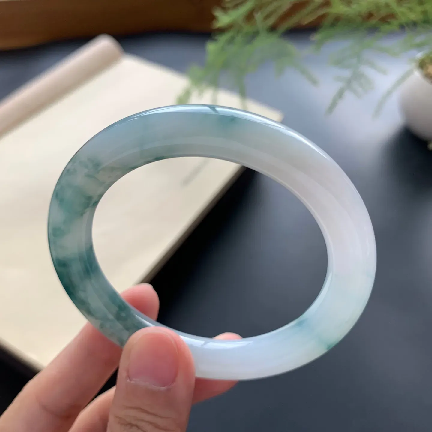 52圈口飘花圆条手镯 尺寸：52-9.5-9.8，细腻光滑，花色浓郁