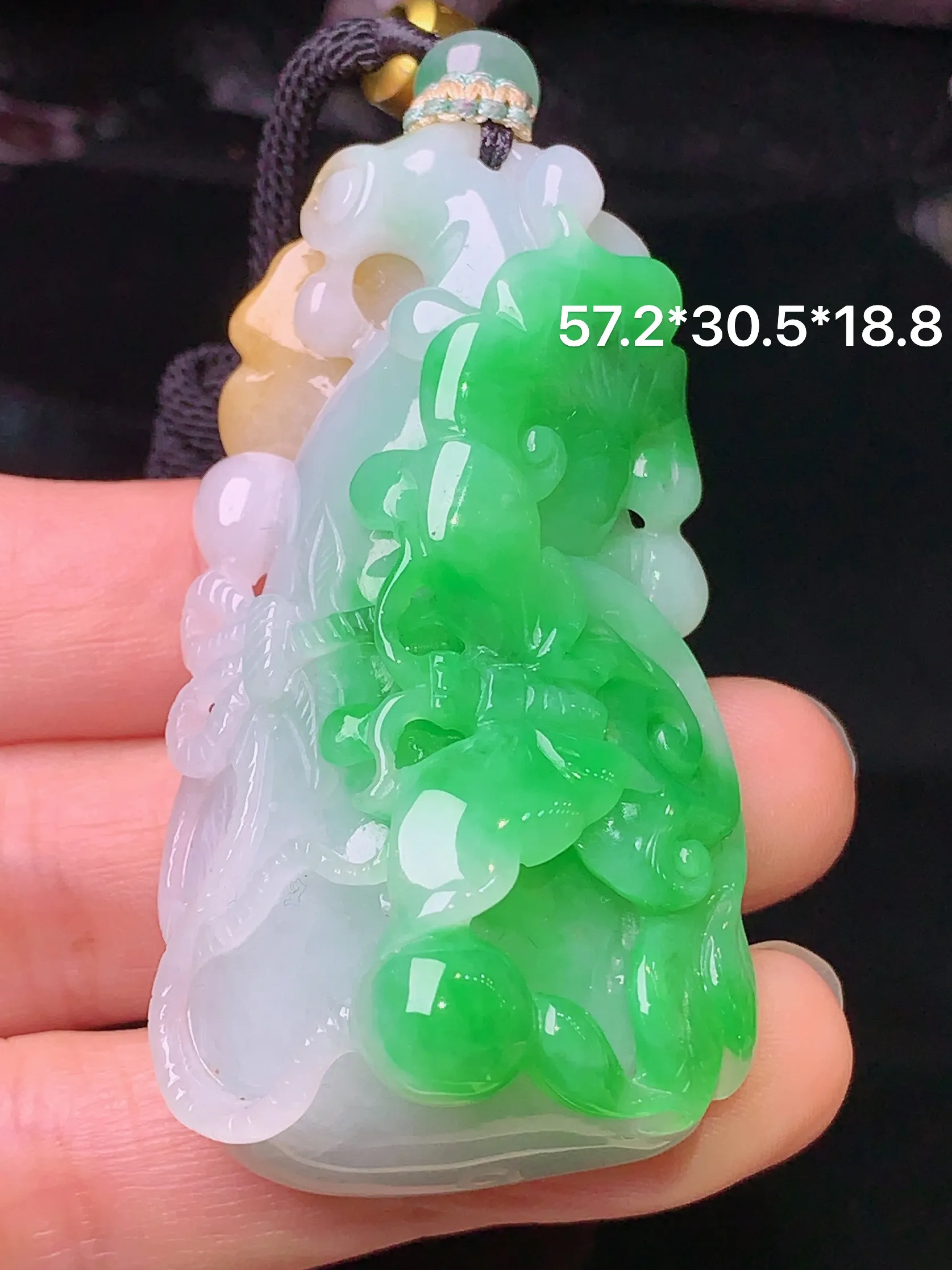 飘黄绿如意吊坠 玉质细腻 色泽清新艳丽 整体尺寸57.2*30.5*18.8