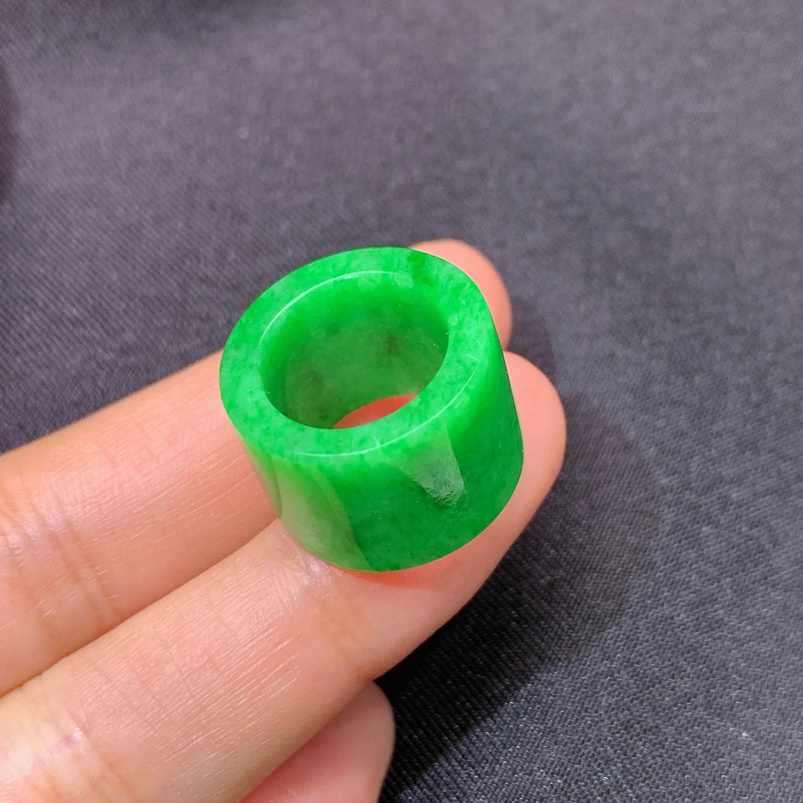 阳绿路路通，镶嵌佳品，冰润色阳，种水足 尺寸12.4*18.1