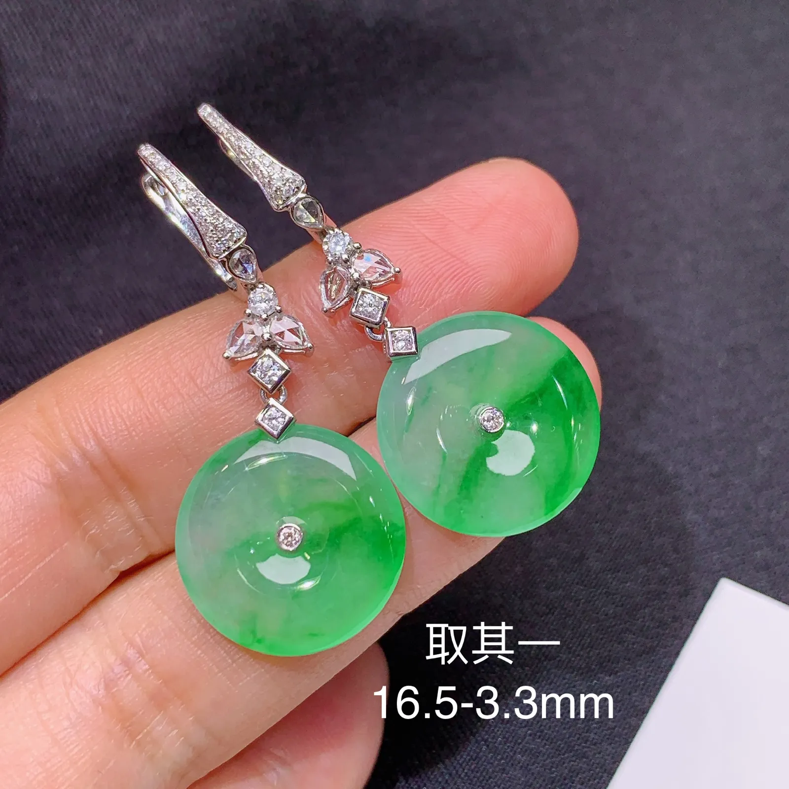 冰飘绿平安扣耳坠，18k金镶嵌，简约时尚，冰润色阳，种水足 裸石16.5*3.3