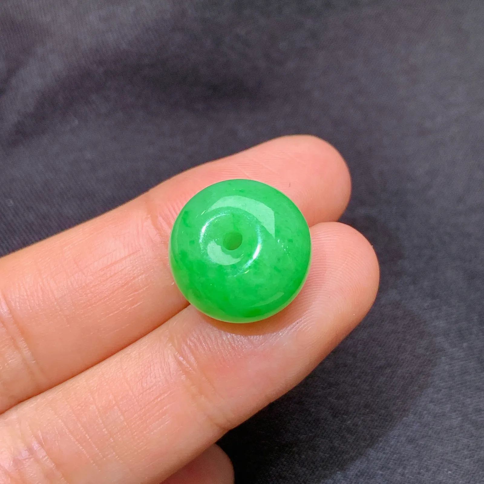 阳绿路路通，镶嵌佳品，冰润色阳，种水足 尺寸14.5*10.3