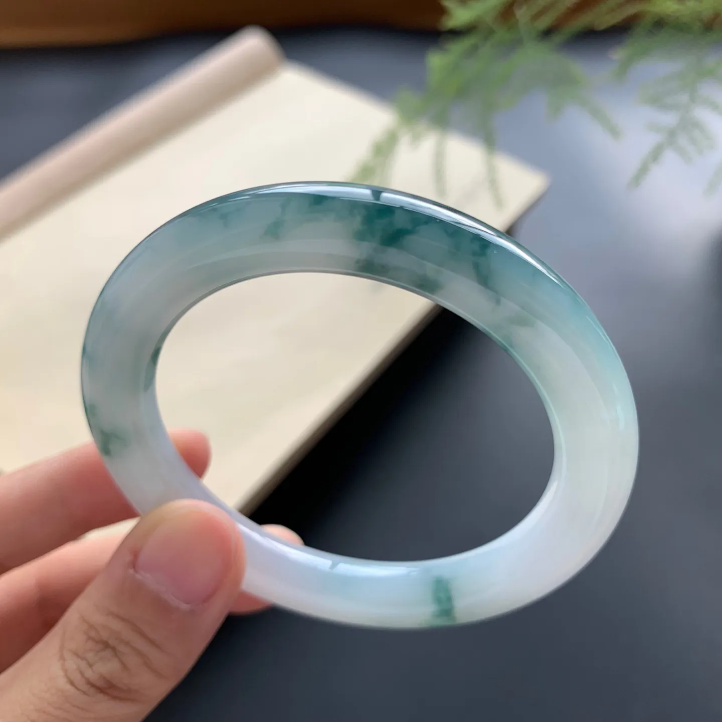 52圈口飘花圆条手镯 尺寸：52-9.5-9.8，细腻光滑，花色浓郁