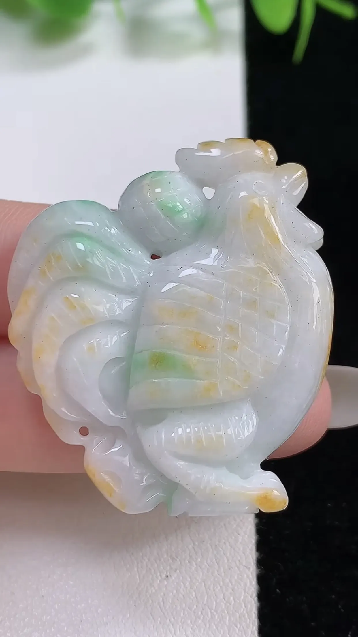 缅甸天然翡翠a货 老坑料起胶冰润 双彩黄加绿生肖鸡吊坠，尺寸41-37-10mm  y 23.37