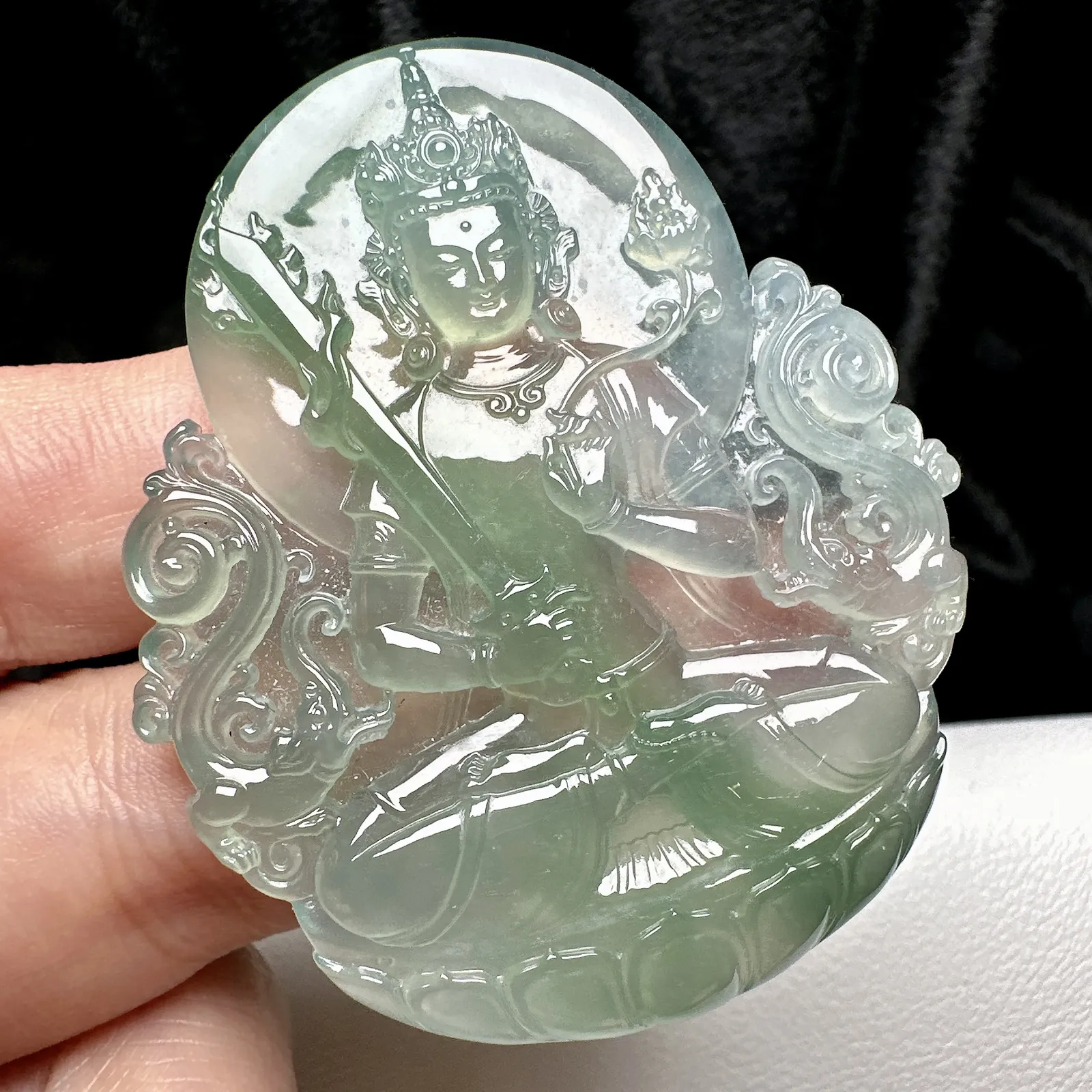 【冰种飘花度母】质地细腻，冰度很足，饱满度很好，雕刻精细