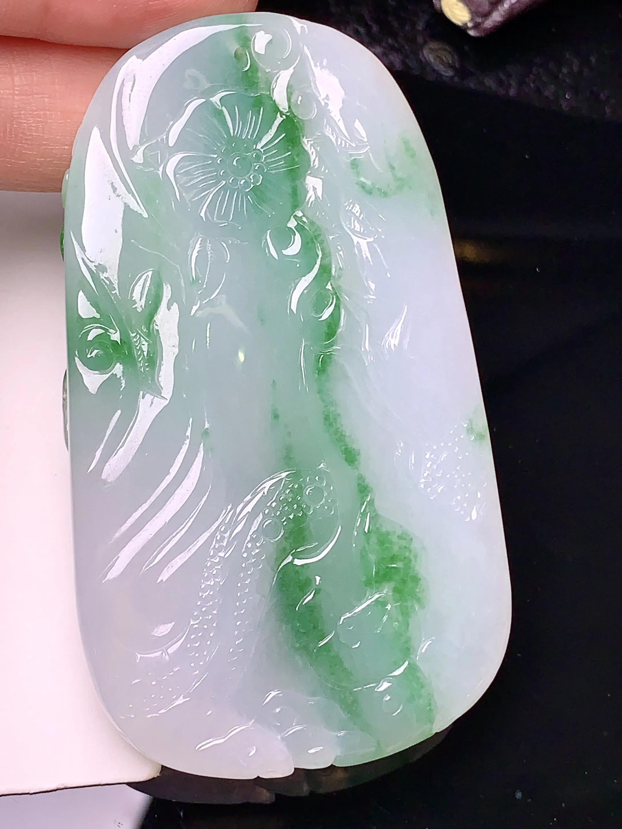 飘绿盘龙观音菩萨吊坠 玉质细腻 色泽清新艳丽 整体尺寸68*39.8*10