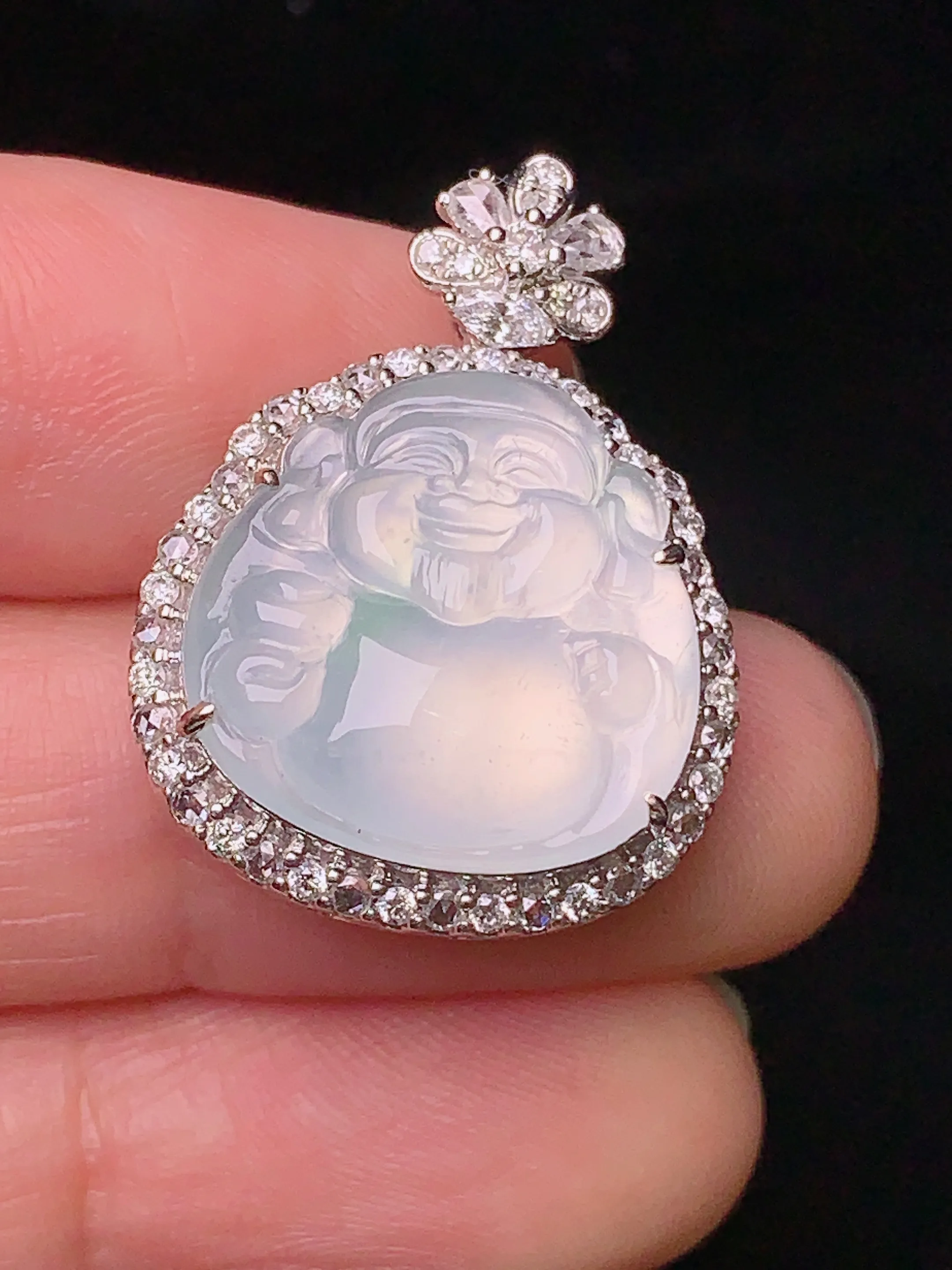 18k金钻镶嵌冰种财神吊坠 玉质细腻 色泽清新艳丽 整体尺寸26*19*9.5