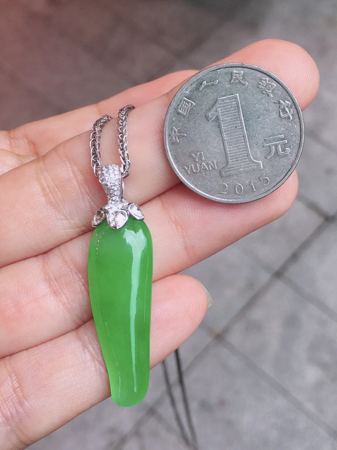阳绿福瓜吊坠，色泽均匀艳丽，玉质细腻，荧光感超
强，饱满圆润，尽显优雅气质，18k
金豪华镶嵌