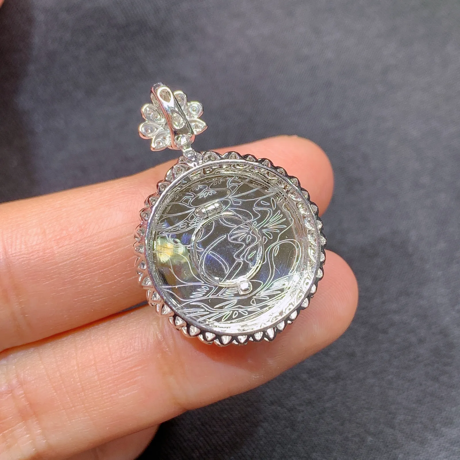 阳绿圆牌吊坠，18k金镶嵌，色泽鲜阳，冰润细腻，种水足 尺寸30.6*21.4*8.4