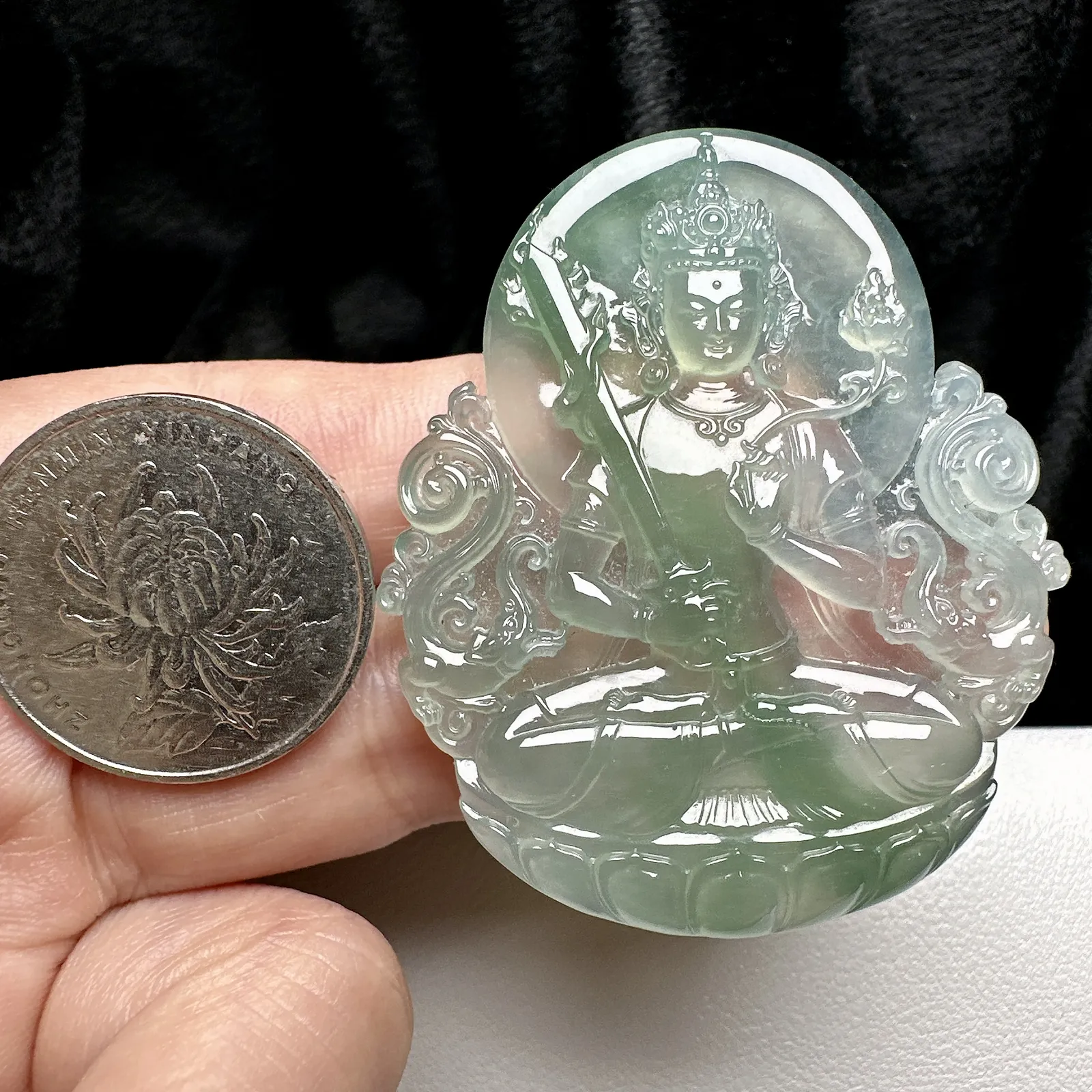 【冰种飘花度母】质地细腻，冰度很足，饱满度很好，雕刻精细