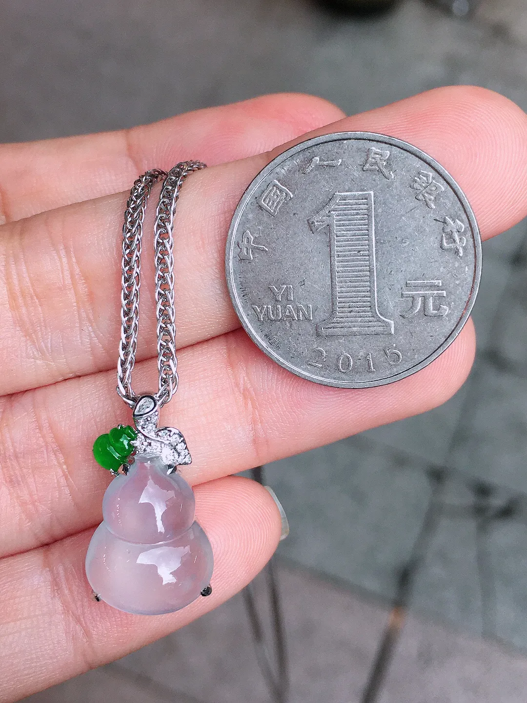 冰种葫芦吊坠，玉质细腻，荧光感超
强，饱满圆润，尽显优雅气质，18k
金豪华镶嵌
