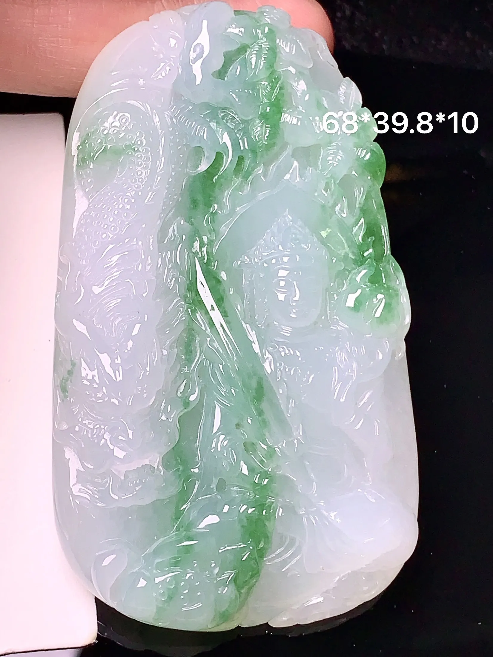 飘绿盘龙观音菩萨吊坠 玉质细腻 色泽清新艳丽 整体尺寸68*39.8*10