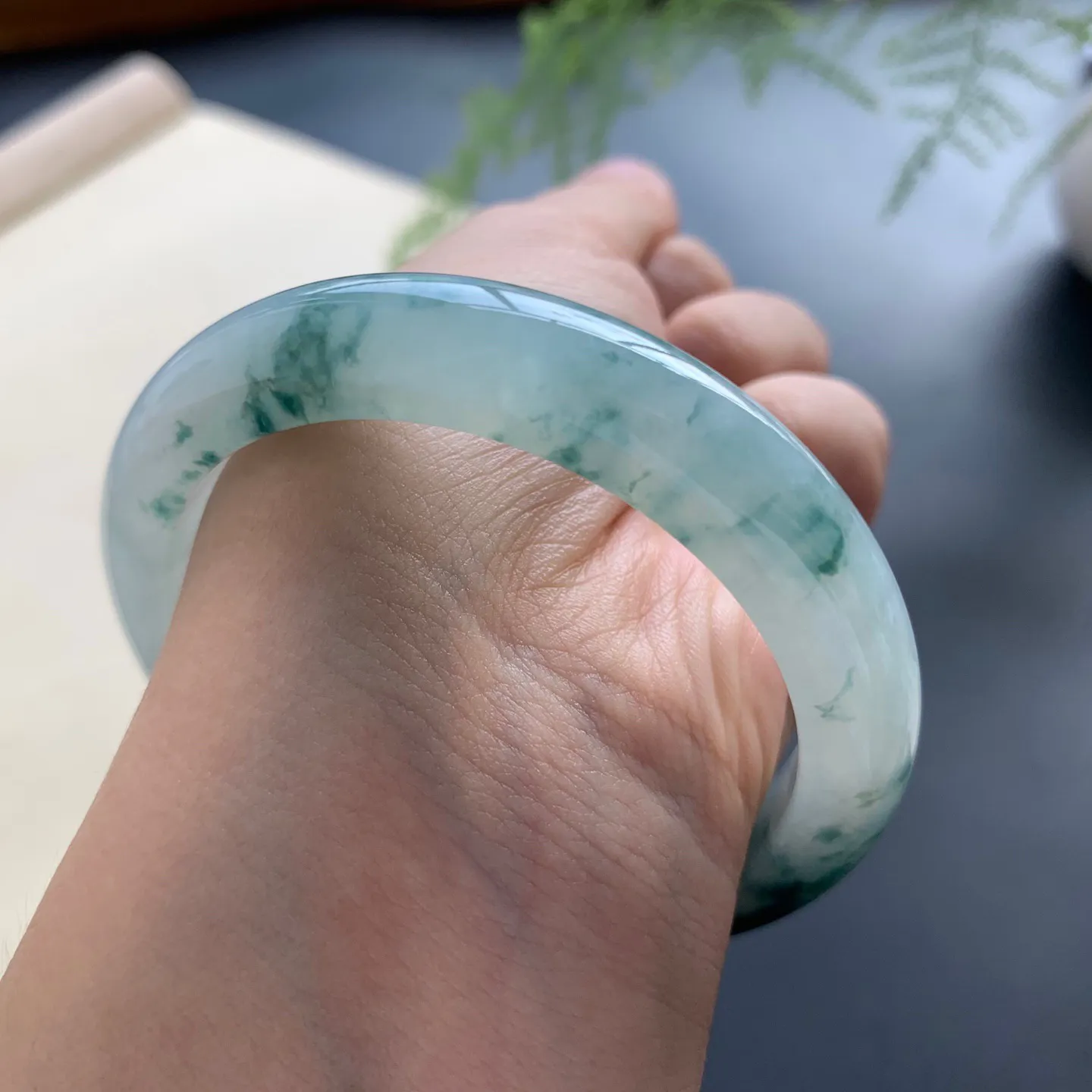 53.8圈口飘花正圈手镯 尺寸：53.8-10-8，无纹裂，细腻光滑，花色唯美