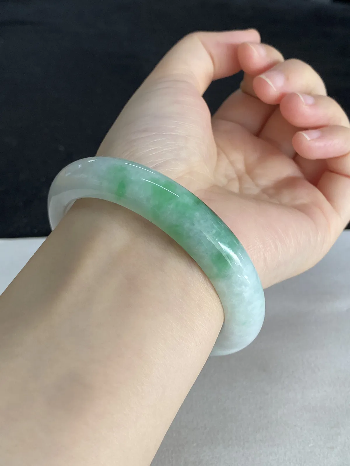 正圈55.8圈口，翡翠糯化种飘绿手镯
