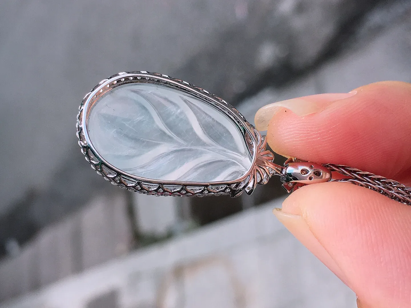 冰种玉叶吊坠，玉质细腻，荧光感超
强，饱满圆润，尽显优雅气质，18k
金豪华镶嵌
