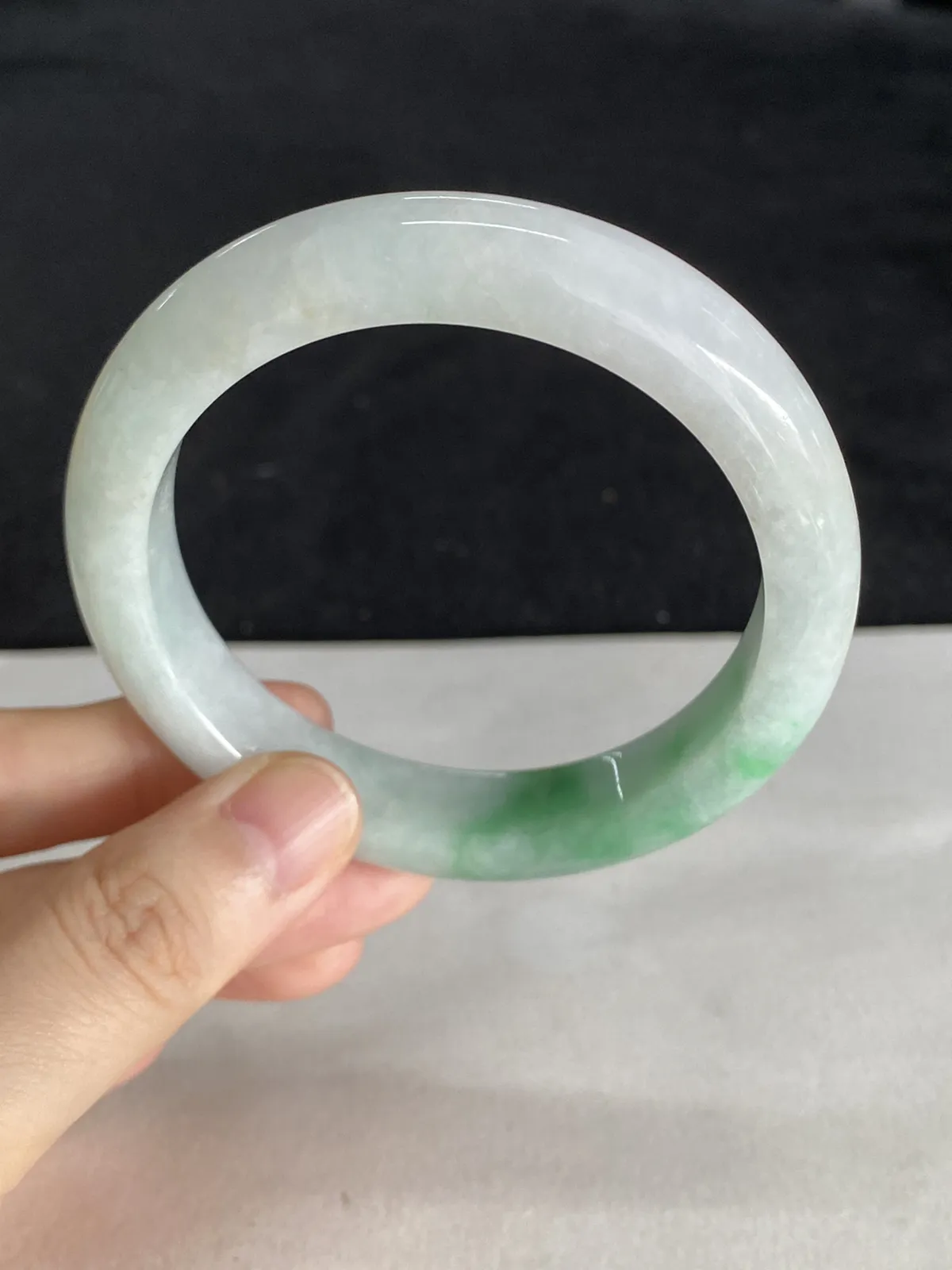 正圈55.8圈口，翡翠糯化种飘绿手镯