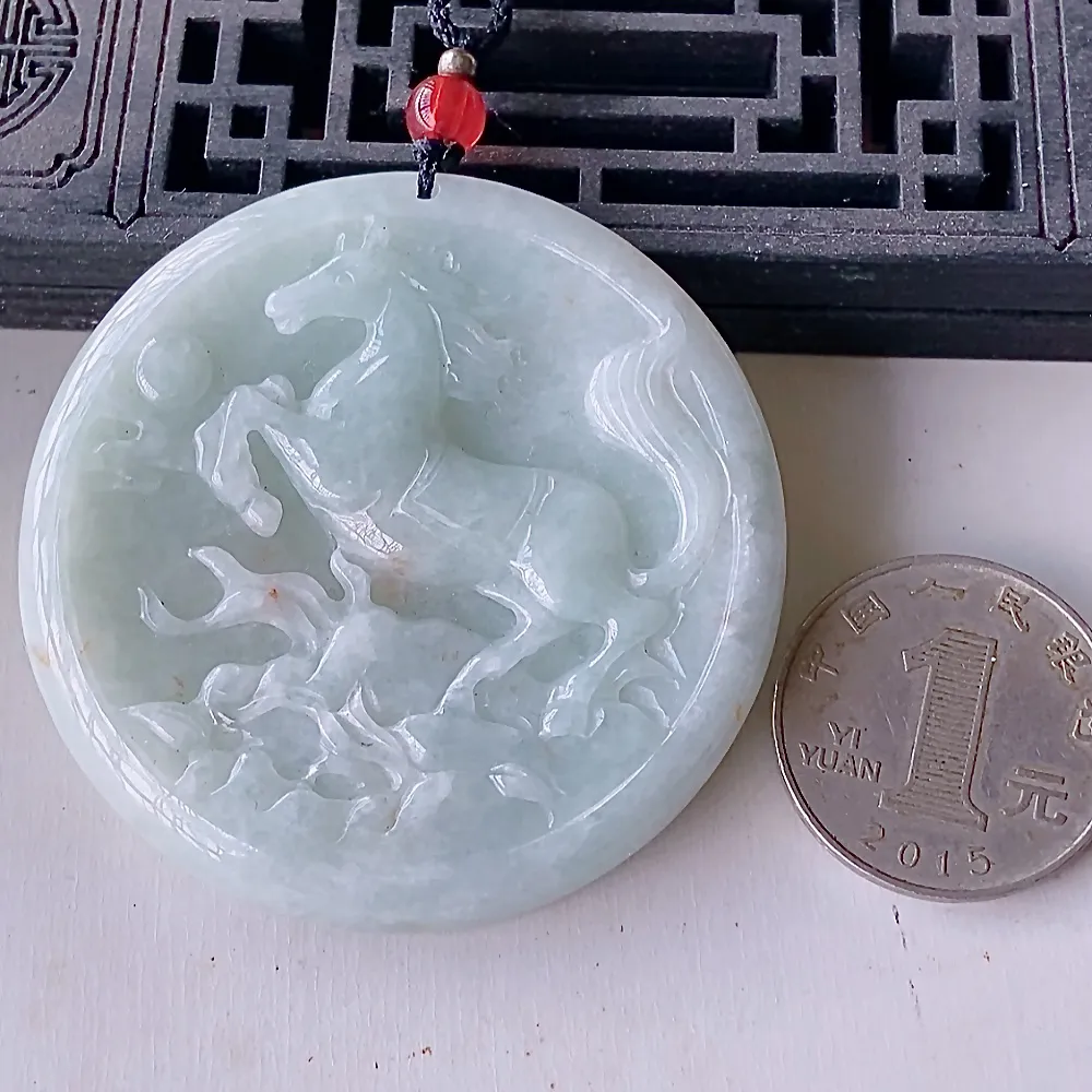 自然光实拍，所见即所得！天然A货翡翠骏马奔腾吊坠，有种有色，佩戴效果清新脱俗，优雅迷人，喜欢可以入手哦！尺寸54.4*54.4*5.8 毫米