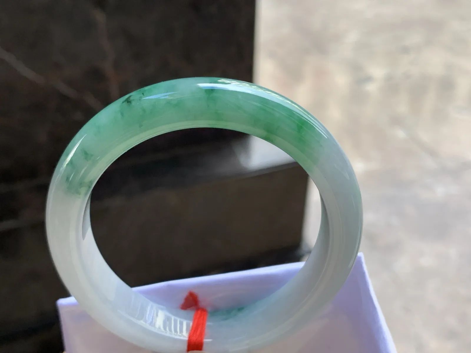 54.5-13-8.7

浓绿色手镯^_^颜色鲜艳 玉质温润