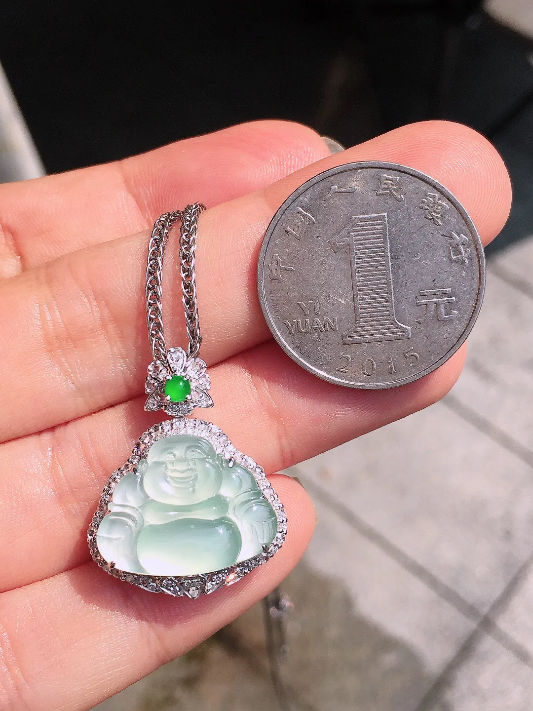 冰种佛公吊坠，玉质细腻，荧光感超
强，饱满圆润，尽显优雅气质，18k
金豪华镶嵌