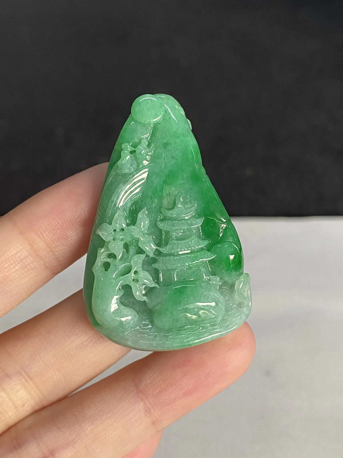 翡翠糯化种浅绿色山水牌