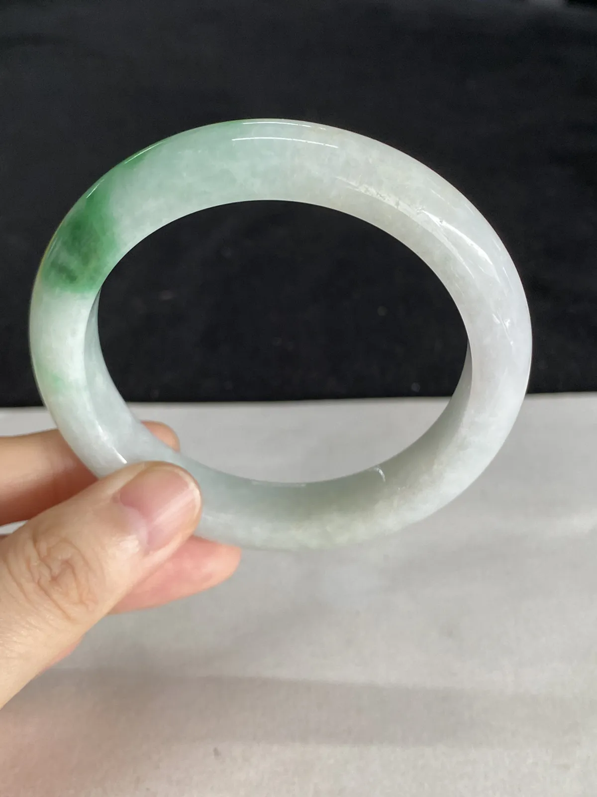 正圈55.8圈口，翡翠糯化种飘绿手镯