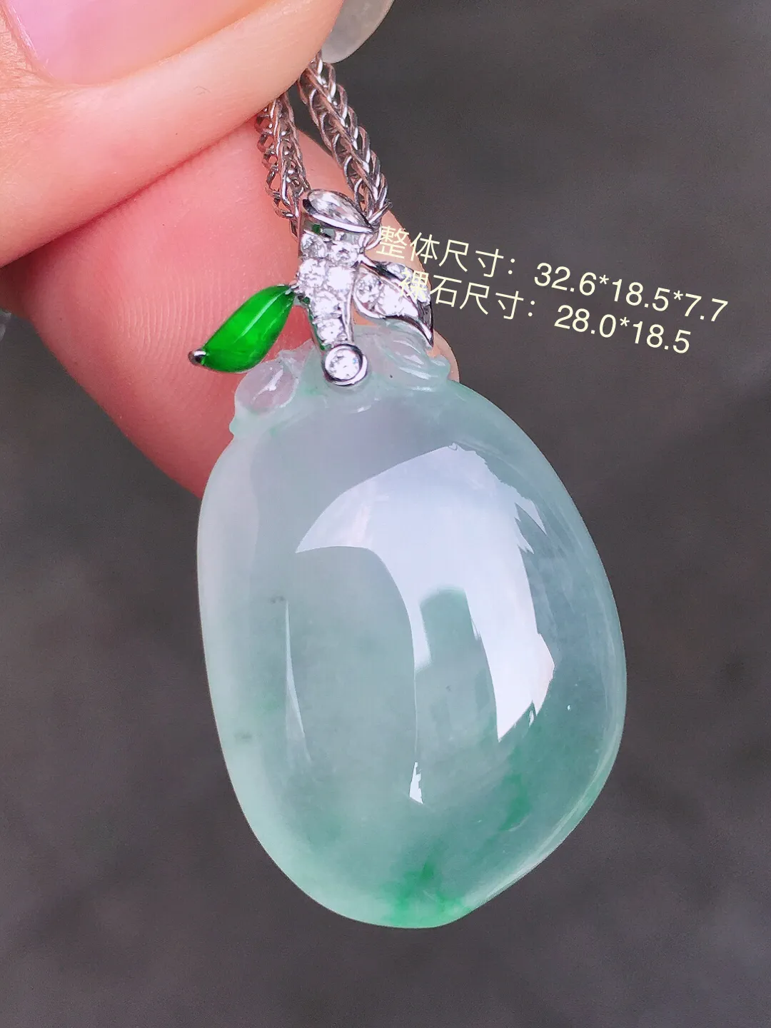冰种福瓜吊坠，玉质细腻，荧光感超
强，饱满圆润，尽显优雅气质，18k
金豪华镶嵌