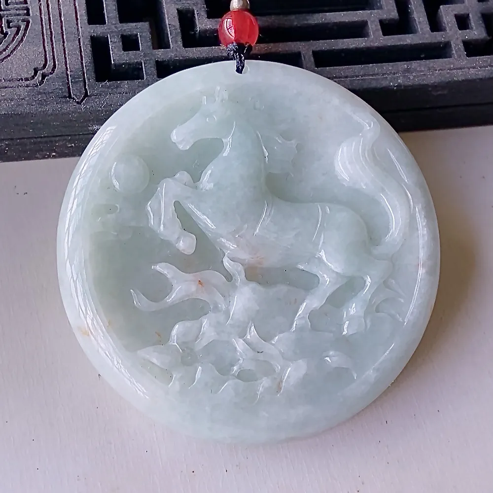 自然光实拍，所见即所得！天然A货翡翠骏马奔腾吊坠，有种有色，佩戴效果清新脱俗，优雅迷人，喜欢可以入手哦！尺寸54.4*54.4*5.8 毫米