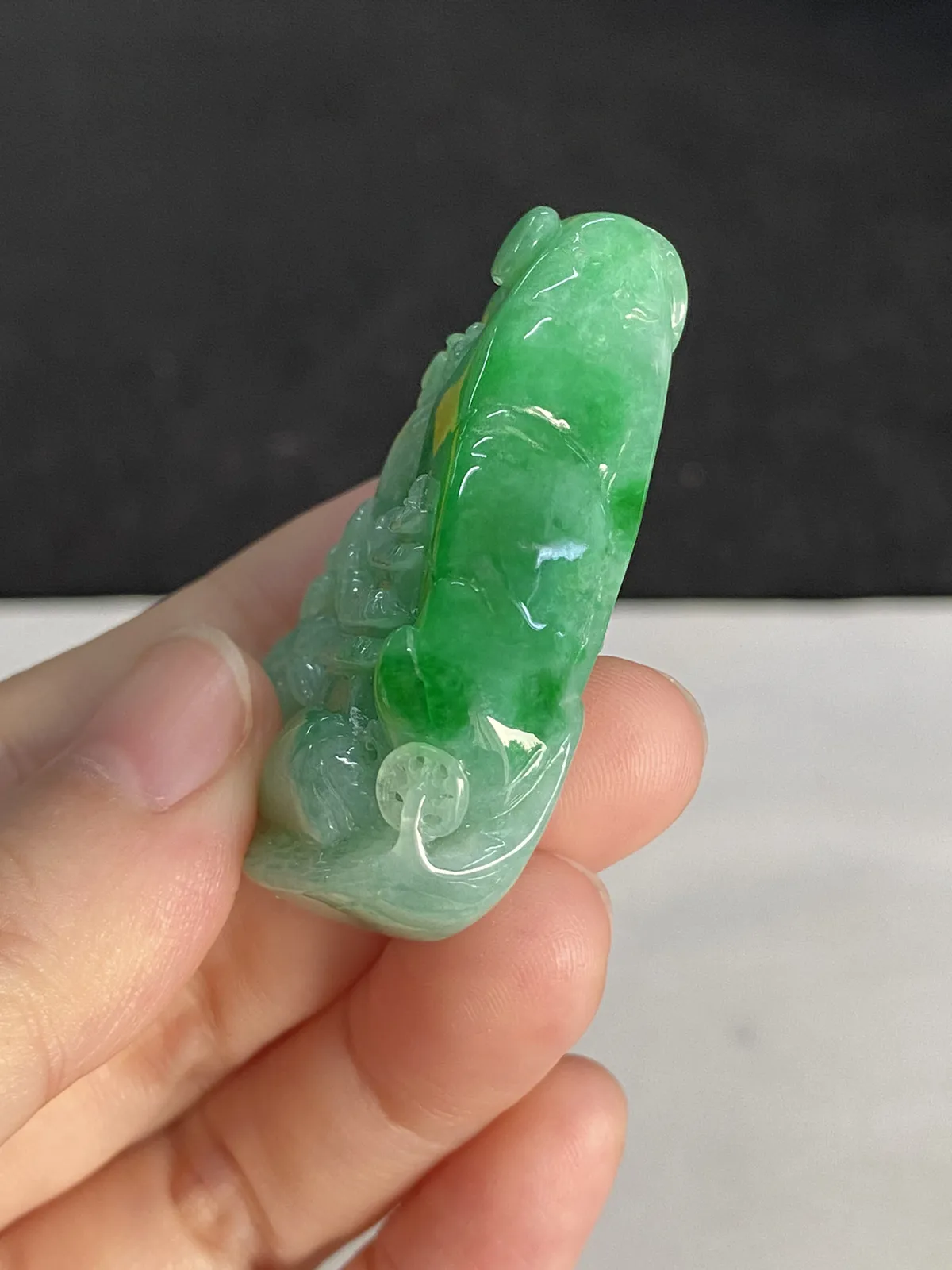 翡翠糯化种浅绿色山水牌
