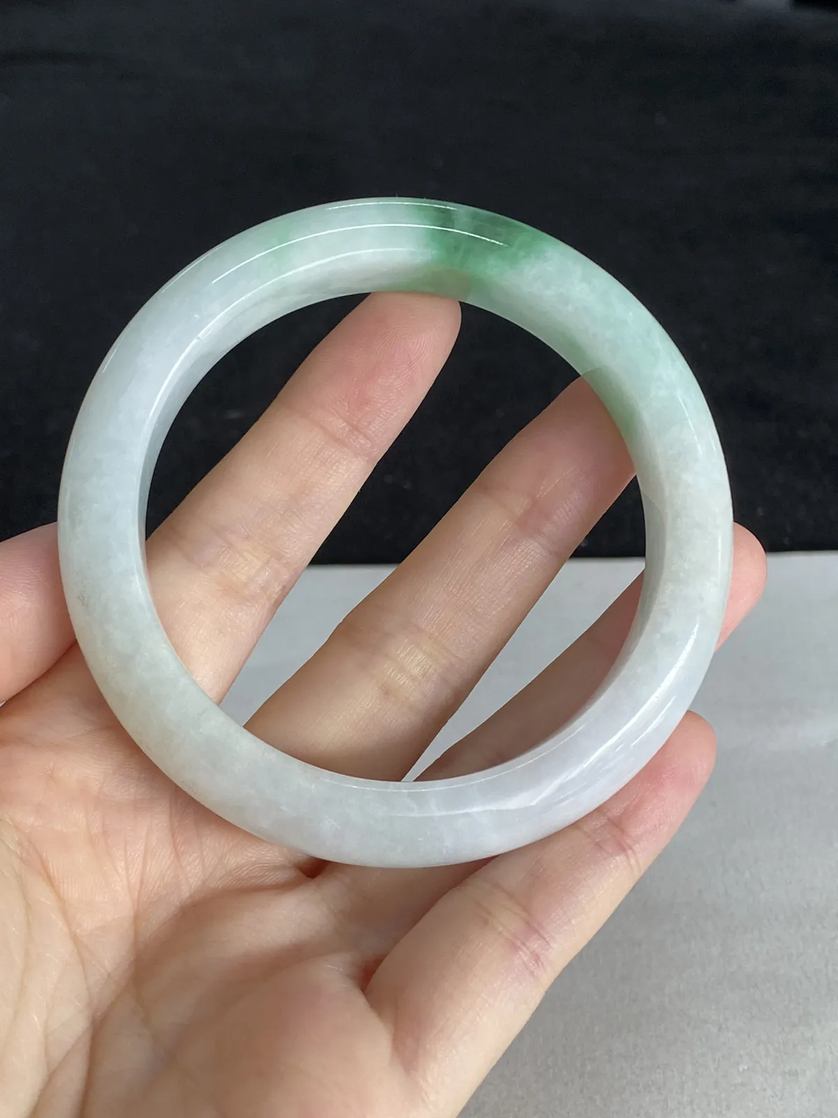 正圈55.8圈口，翡翠糯化种飘绿手镯