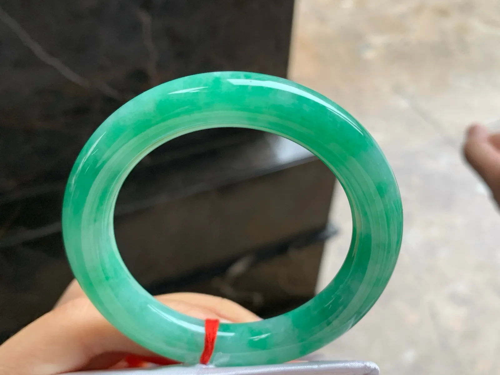 52-10.3

浓绿色圆条手镯^_^颜色鲜艳 玉质温润