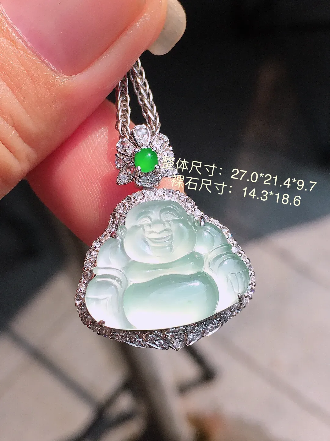 冰种佛公吊坠，玉质细腻，荧光感超
强，饱满圆润，尽显优雅气质，18k
金豪华镶嵌