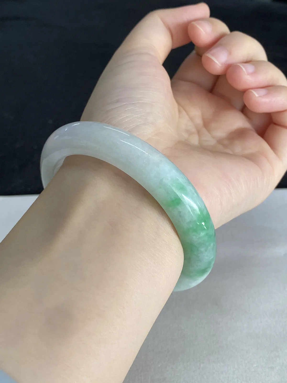 正圈55.8圈口，翡翠糯化种飘绿手镯