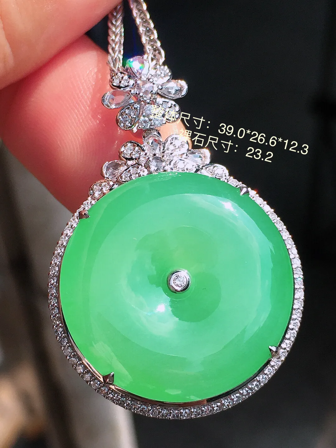 阳绿平安扣吊坠，色泽均匀艳丽，玉质细腻，荧光感超
强，饱满圆润，尽显优雅气质，18k
金豪华镶嵌