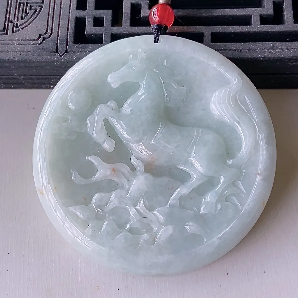 自然光实拍，所见即所得！天然A货翡翠骏马奔腾吊坠，有种有色，佩戴效果清新脱俗，优雅迷人，喜欢可以入手