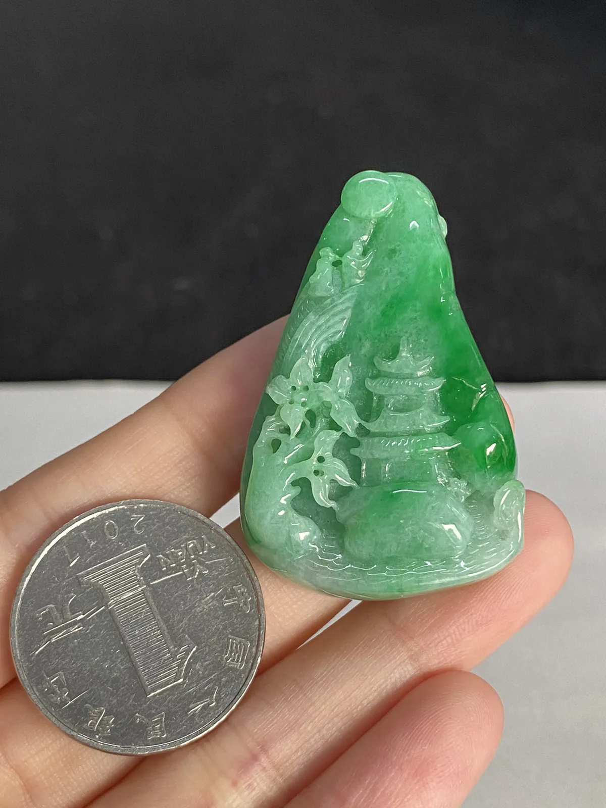翡翠糯化种浅绿色山水牌