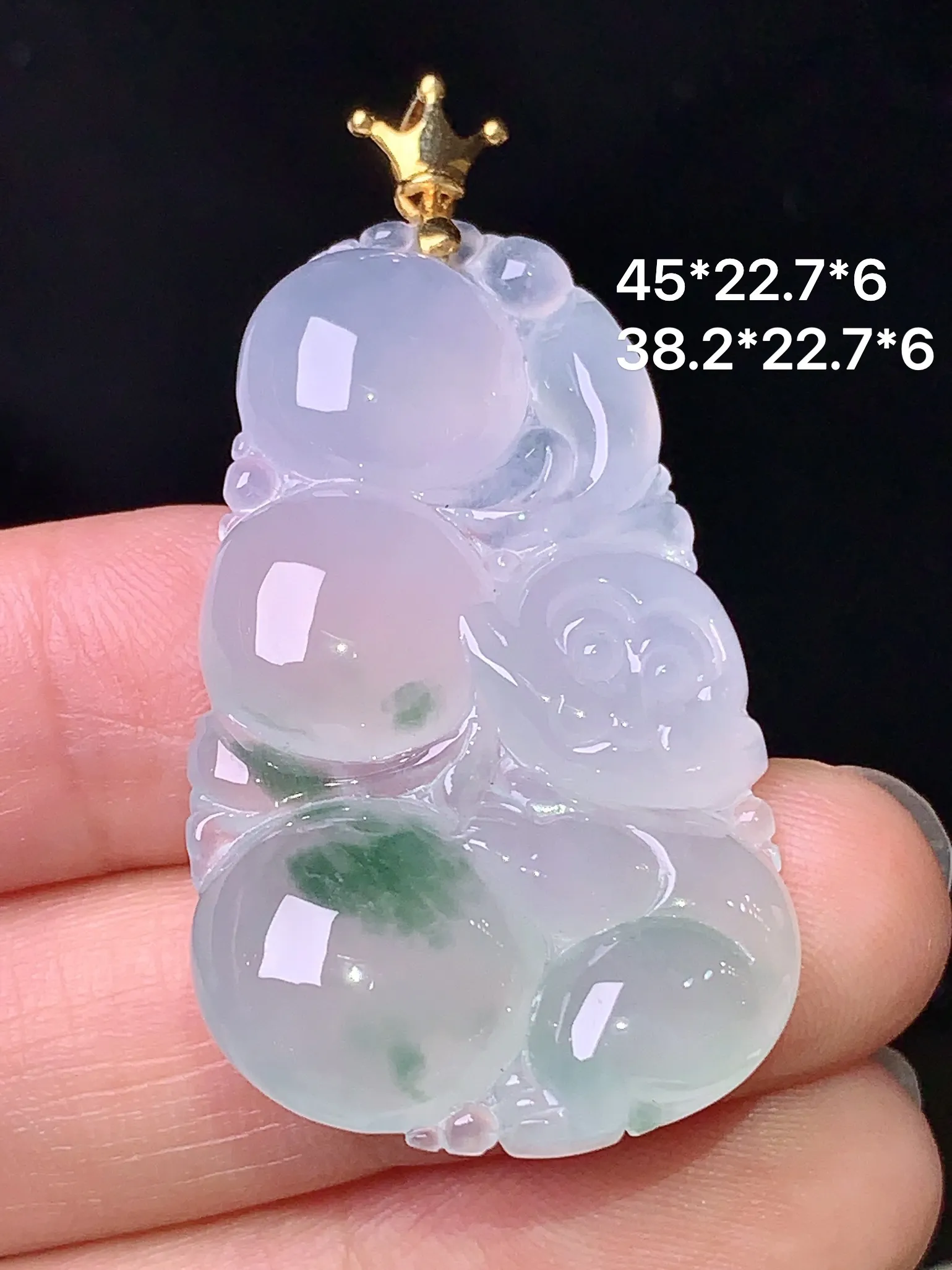 18k金飘绿灵猴献寿镶嵌吊坠 玉质细腻 色泽清新艳丽 整体尺寸45*22.7*6