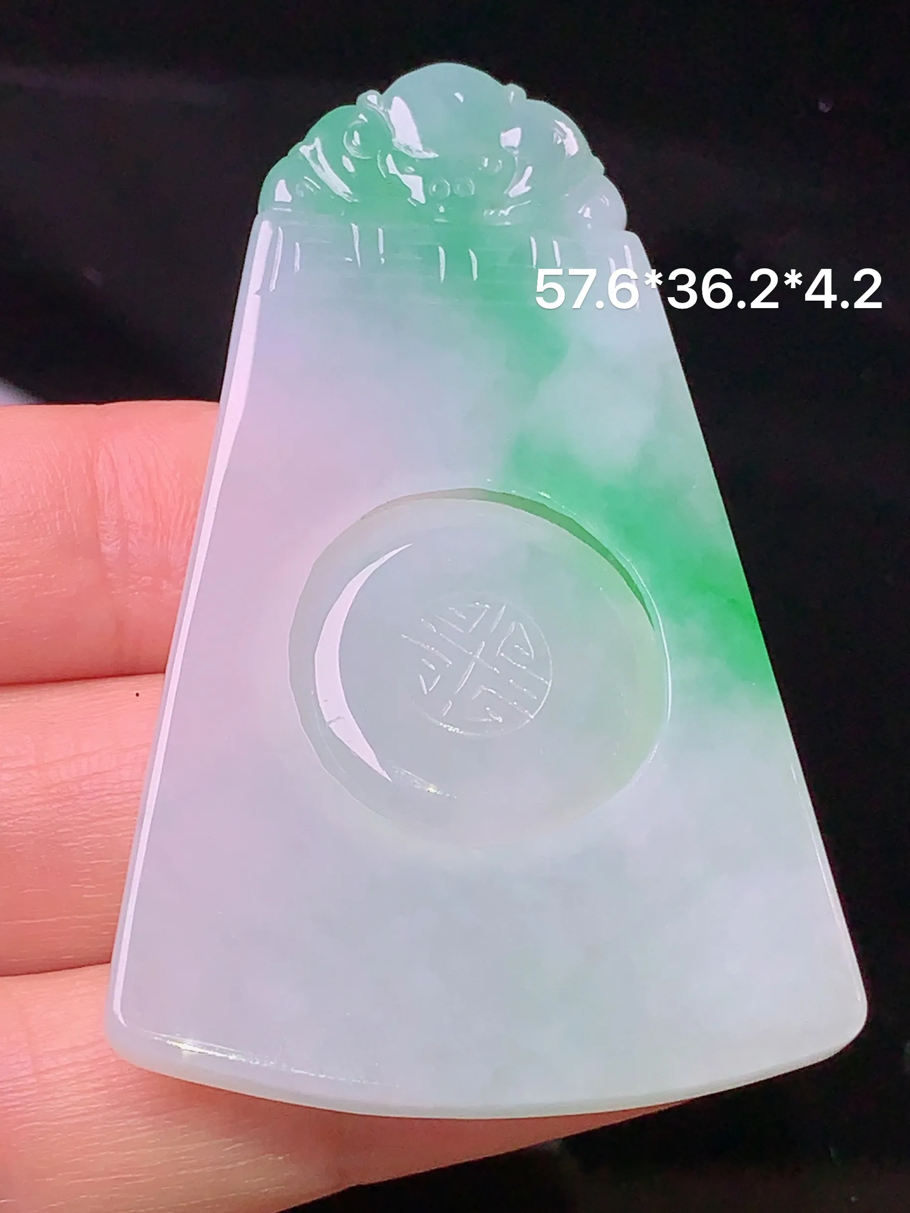 飘绿福在眼前吊坠 玉质细腻 色泽清新艳丽 整体尺寸57.6*36.2*4.2